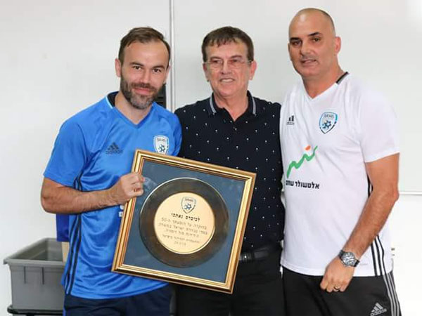 נאתכו מקבל את צלחת ההוקרה