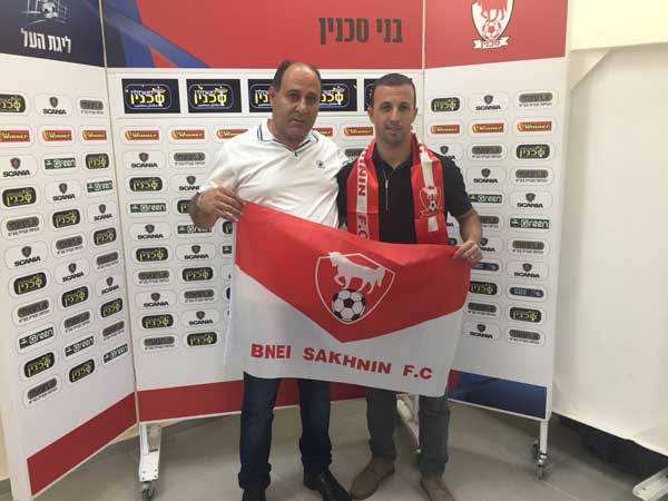 בן זקן אחרי שחתם. התחיל לעבוד