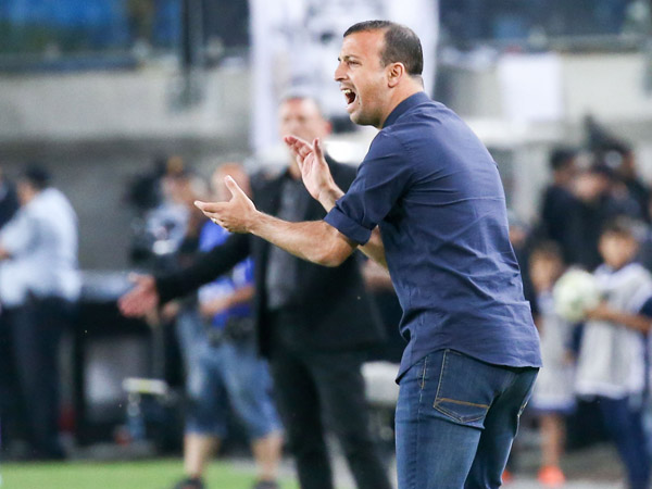 בן זקן מצא עוזר מאמן (אלן שיבר)