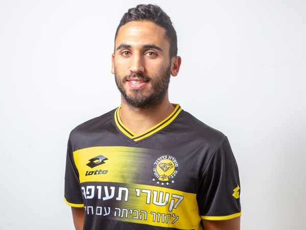 ויקי כחלון עם המדים החדשים (באדיבות מכבי נתניה)