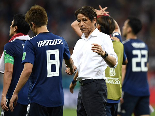 נישינו מנחם את שחקניו. הגיעו לבאר (getty)