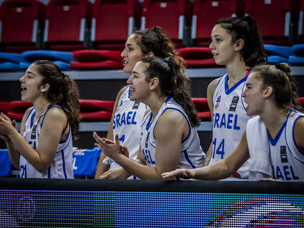 בשני הן פוגשות את יוון (באדיבות איגוד הכדורסל)