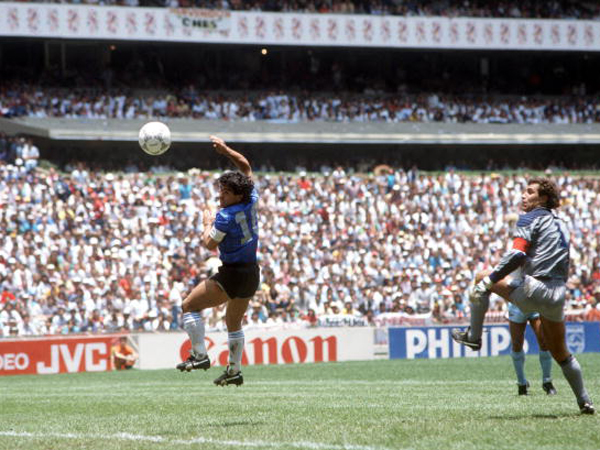 מראדונה בשער "יד האלוהים" 1986 (Getty)