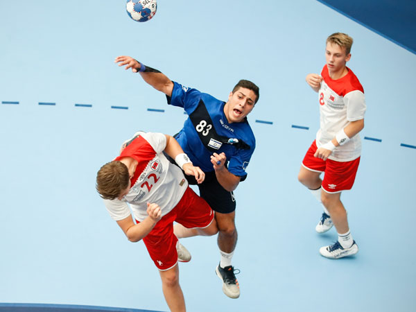 יונתן דיין במדי הנבחרת. פורח בשדות זרים