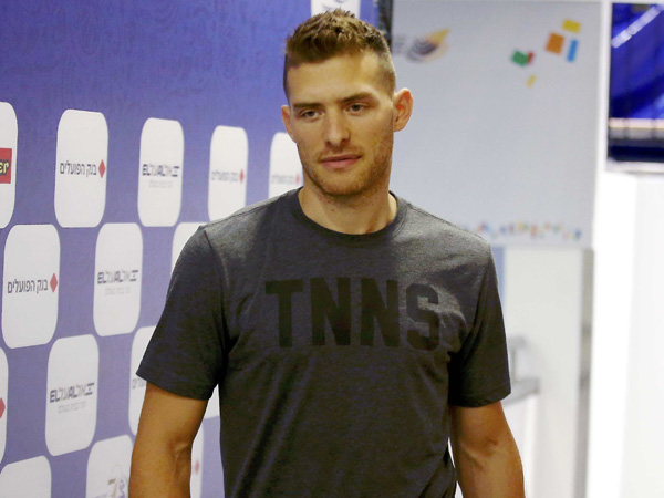 סובל מכאבי גב. מקל (אלן שיבר)