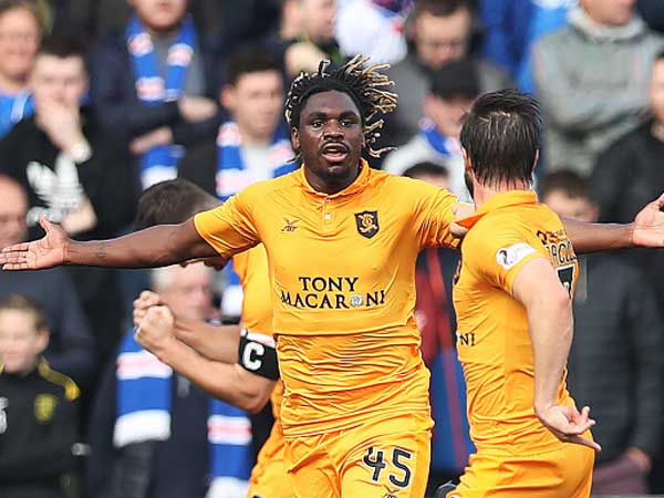 דולי מנגה חוגג שער במדי ליבינגסטון מול ריינג'רס (getty)