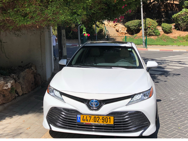 פרצוף גדול שמודגש היטב עם גריל כפול. גרסת ה"ספורט" לא נמכרת בארץ, לה עיצוב קצת יותר אגרסיבי בחזית