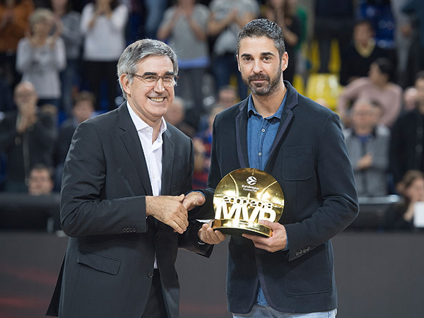 נבארו נהנה גם מהטקס שנערך לו לפני המשחק, וגם מהתצוגה של בארסה (Rodolfo Molina, getty)