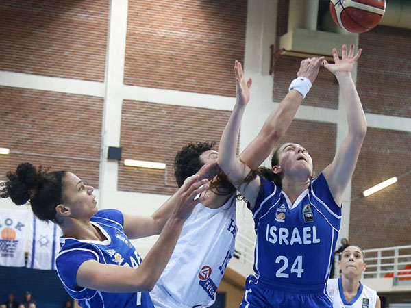 דניאל קארש נאבקת על הכדור. הנבחרת תראה עוד יורו מהבית (FIBA)