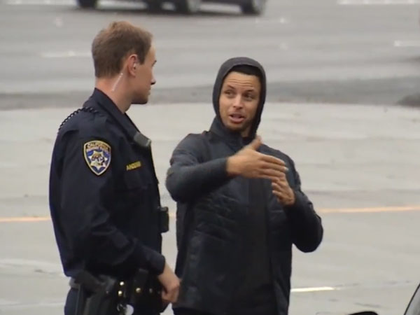 קרי מסביר לשוטר מה התרחש. גם לו זה קורה