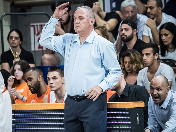 צביקה שרף. לא לזה הוא ציפה אחרי הזכייה בגביע ווינר (מנהלת הליגה)