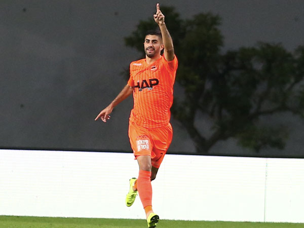 קונסטנטין חוגג אחרי השער שכבר (אלן שיבר)