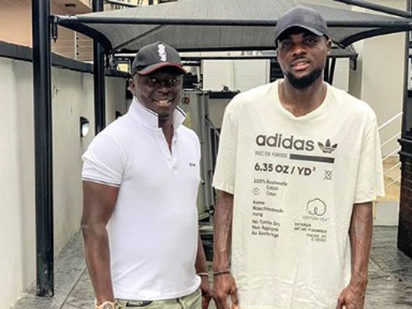 אריו לצד אוגו. מלווה אותו מקרוב (אינסטגרם)