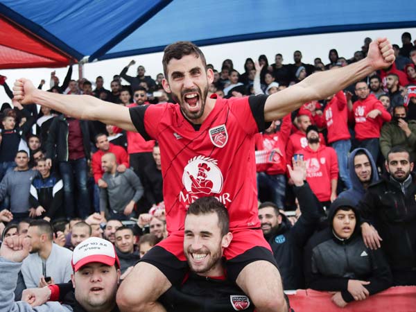 אדלשטיין חוגג על כתפי האוהדים (דני מרון)