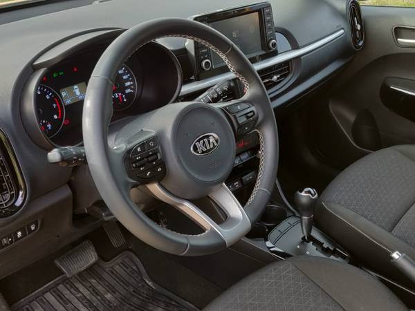 תא הנוסעים של הקיה. פשוט, קודר ומערכת המדיה אינה מרשימה