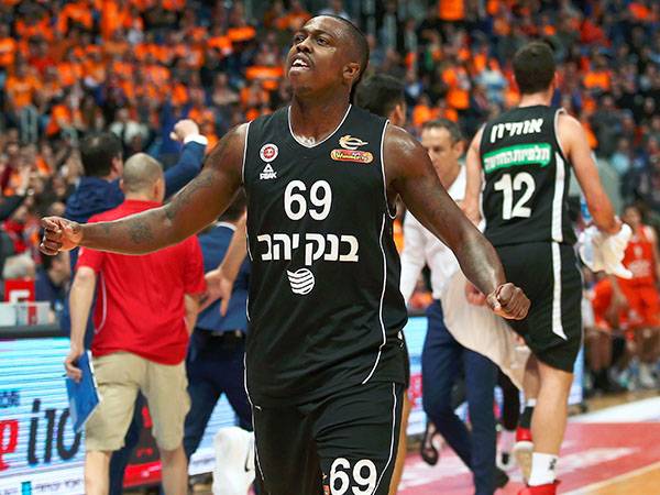 דרך אדירה לחגוג יום הולדת. בראון, הקלע הבולט של המנצחת (אלן שיבר)