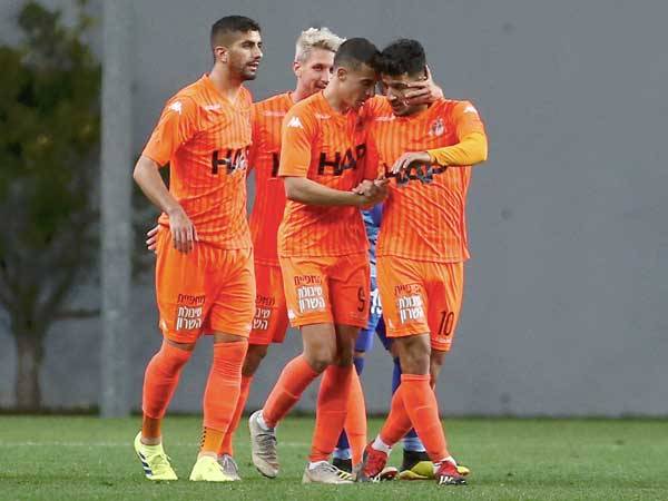 סילבסטר חוגג עם חבריו (אלן שיבר)