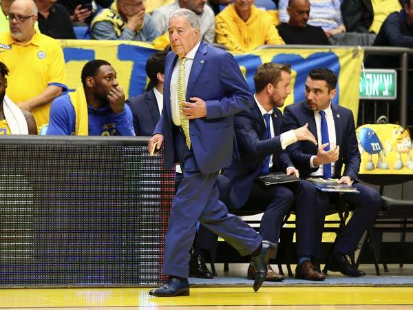 מזרחי ממהר להתעדכן במה שקורה מחוץ לאולם (אלן שיבר)