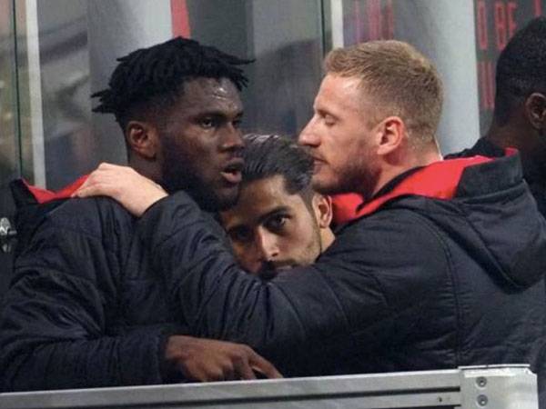 אבאטה מנסה להרגיע את קסי