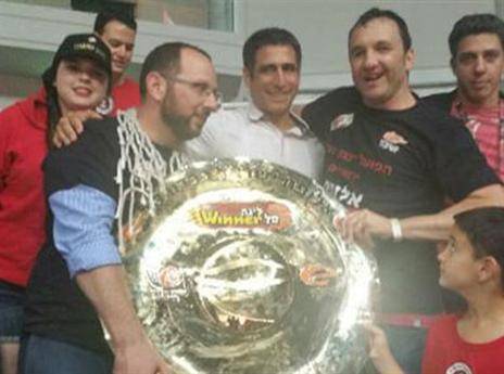 עדי גורדון (במרכז) הביא לרגיעה