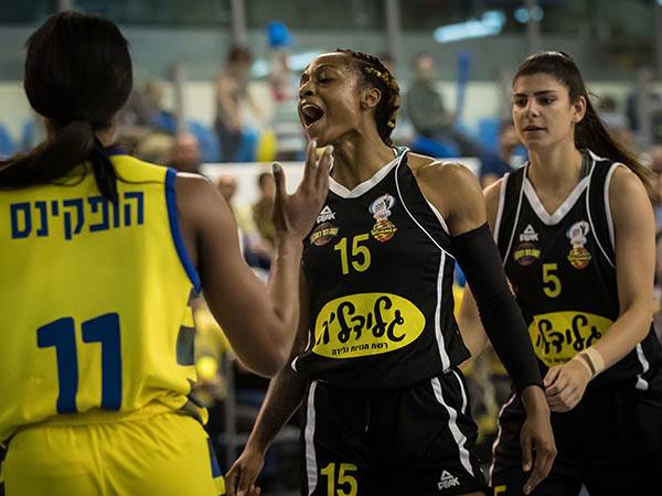 משחק גדול שלה. מיצ'ל