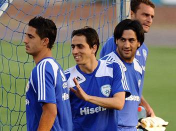 לצד כיאל. "סמל למצויינות" (אלן שיבר)