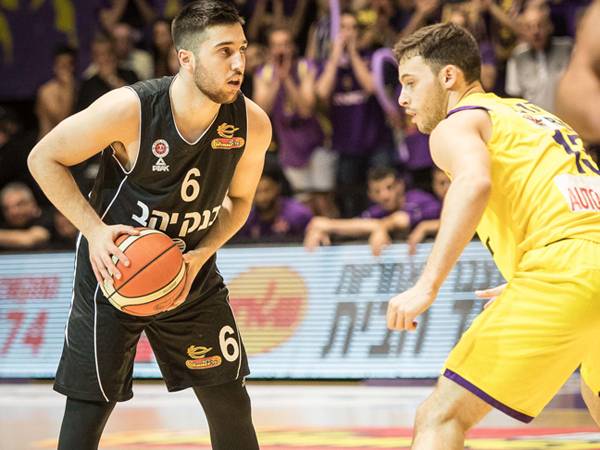 בלאט, מחמאות לשחקני הקו האחורי (עודד קרני)