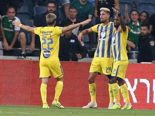 יונתן כהן חוגג את השער עם חבריו (יוסי שקל)