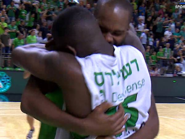 התפרצות רגשות בסיום