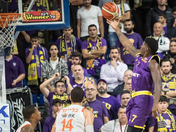 דקוואן ג'ונס בספק (מנהלת)