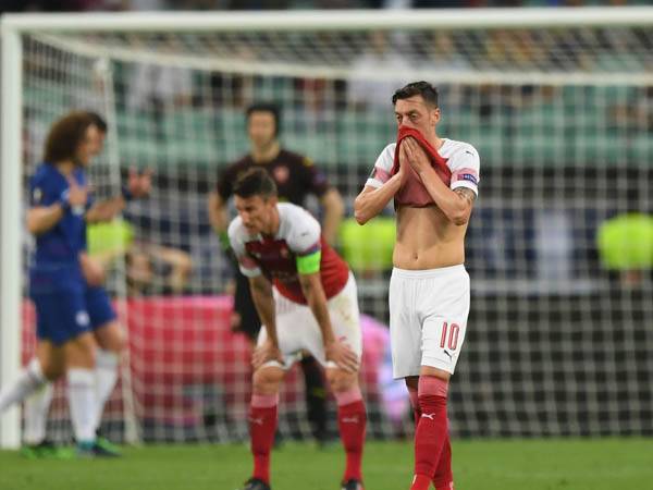 יעזוב בכל זאת? אוזיל בגמר הליגה האירופית (getty)