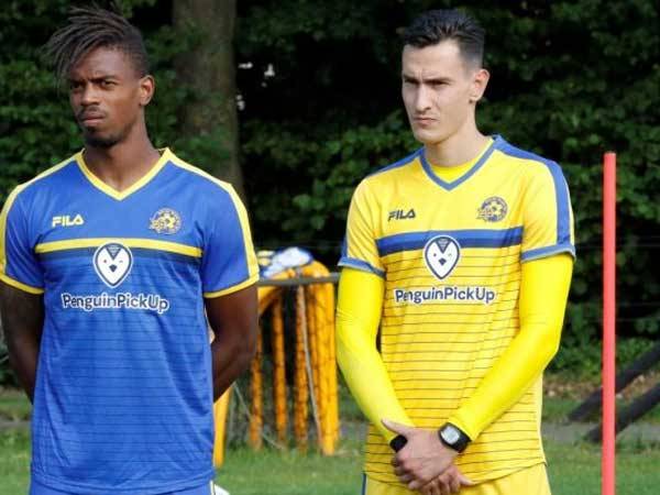 יאניוטיס במחנה. איביץ' מחזיק ממנו (האתר הרשמי של מכבי ת"א)