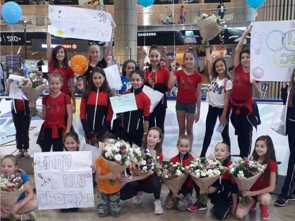 מתעמלות מהפועל ראשל"צ, אגודתה של אשרם, שהגיעו לקבל את פניה