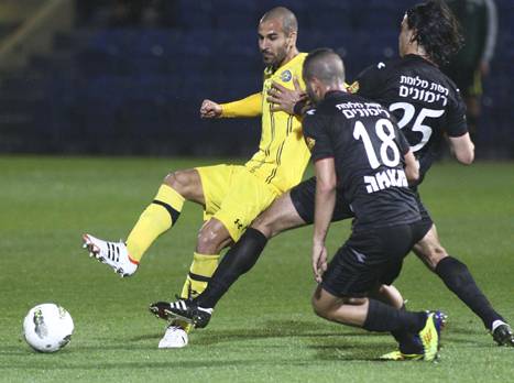 במדי מכבי ת"א. ניסו לדחוק אותו החוצה