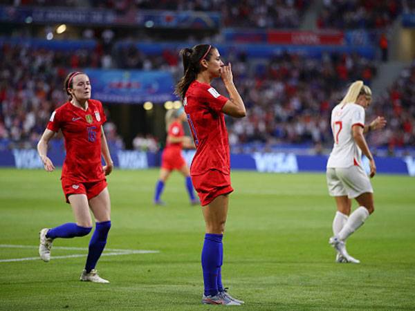 מורגן חוגגת עם התה (צילום: Richard Heathcote/Getty Images)