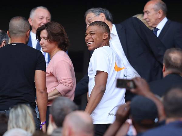 אמבפה הגיע לצפות. הוא כבר הניף את גביע העולם (GETTY)