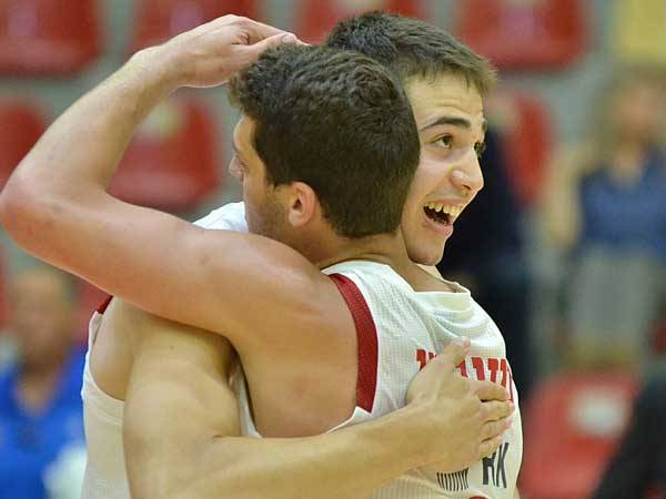 חנוכי עם שוכמן. נמצא בביה"ס הכי טוב לכדורסל (לימור מלינוף, מנהלת הליגה)