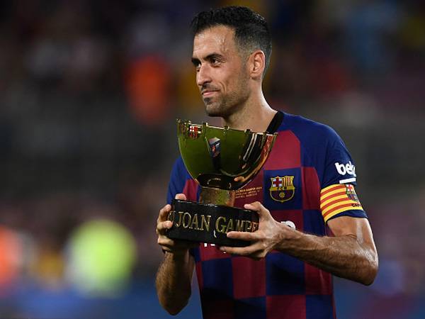 בוסקטס והגביע בסיום (Getty)