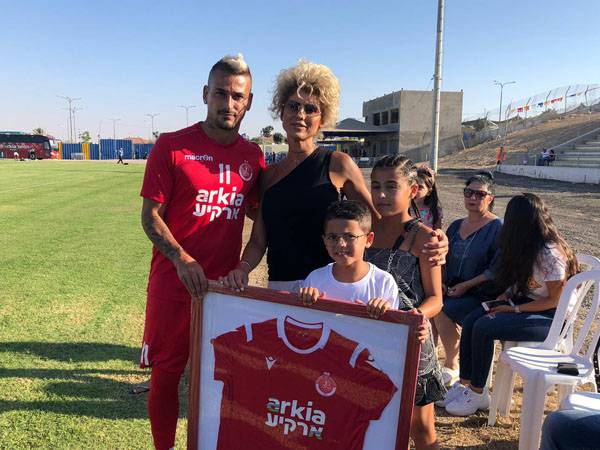 בוזגלו יחד עם רעייתו של שושן, היום באופקים (צילום: באדיבות הפועל ת"א)