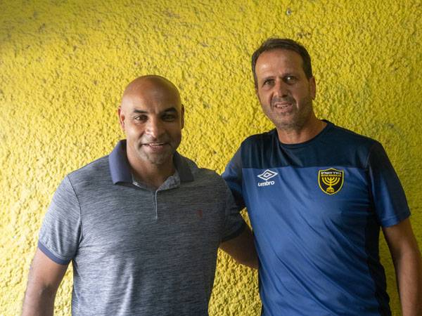 הגיע לבקר. אמרסון עם רוני לוי (צילום: בית"ר ירושלים)