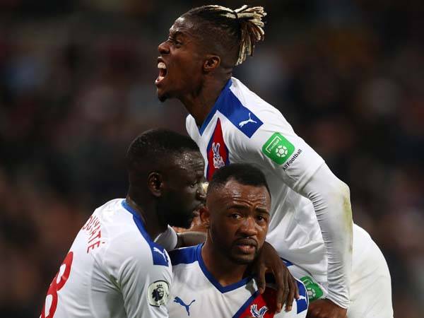 זאת ההזדמנות שלהם לעשות היסטוריה? שחקני קריסטל פאלאס חוגגים (getty)