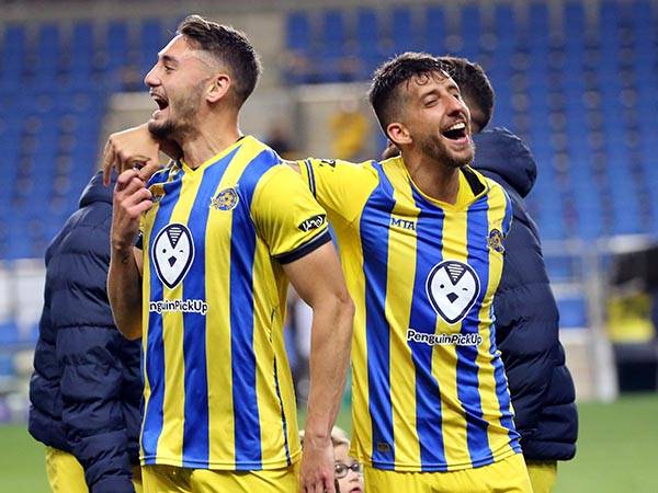 חוזר לדשא. אצילי (אודי ציטיאט)