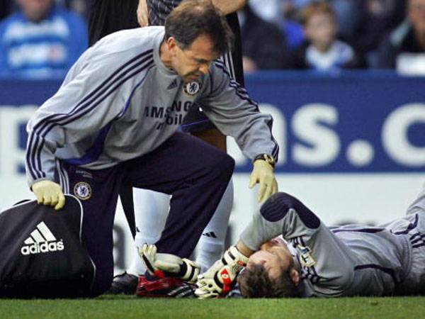 אחד מפציעות הראש המפורסמות בכדורגל בשנים האחרונות. פטר צ'ך שרוע על הדשא (getty)