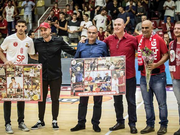 "היה טקס מרגש". בית הלחמי עם אנשי גלבוע/גליל (צילום: מנהלת הליגה)