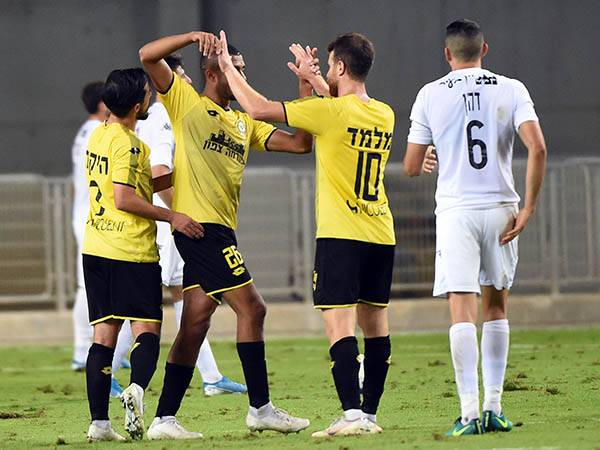 שחקני נתניה מרוצים מהניצחון (ברני ארדוב)