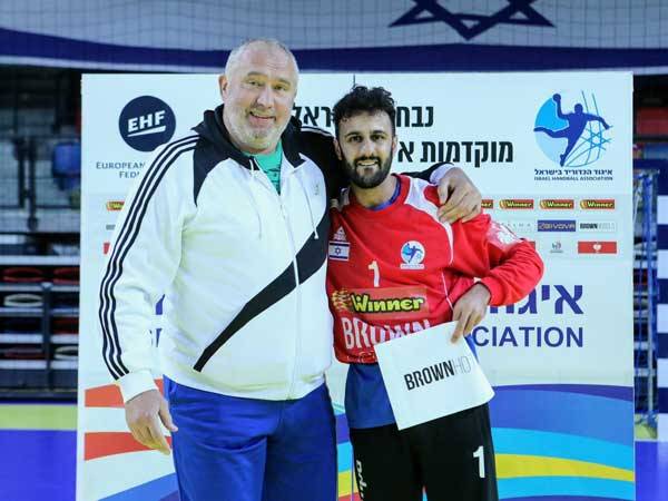 המצטיין מושיקו אלימלך עם שוער העבר של הנבחרת, לאוניד דורושנקו (הדר ואן קולא, איגוד הכדוריד)