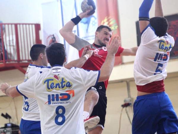 פיוביץ מאשדוד בהופעת הבכורה מול רמת השרון היום (צילום: מני אלגריסי)