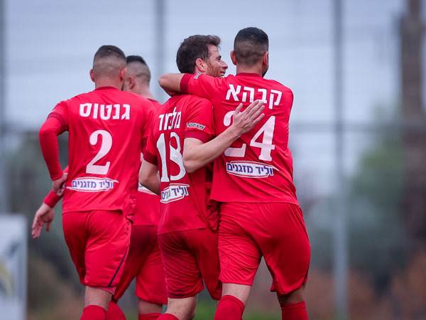 בדרך לשמינית. שחקני סכנין חוגגים (מאור אלקסלסי)