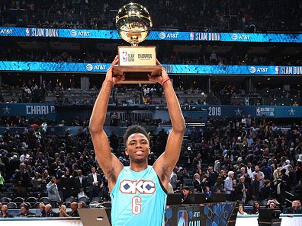 דיאלו נתלה על הסל א-לה וינס קרטר (צילום: Kent Smith/NBAE via Getty Images)