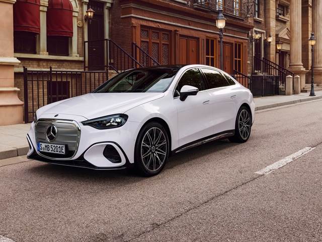 טובות השתיים: מרצדס C קלאס החשמלית נחשפה - ערוץ הספורט